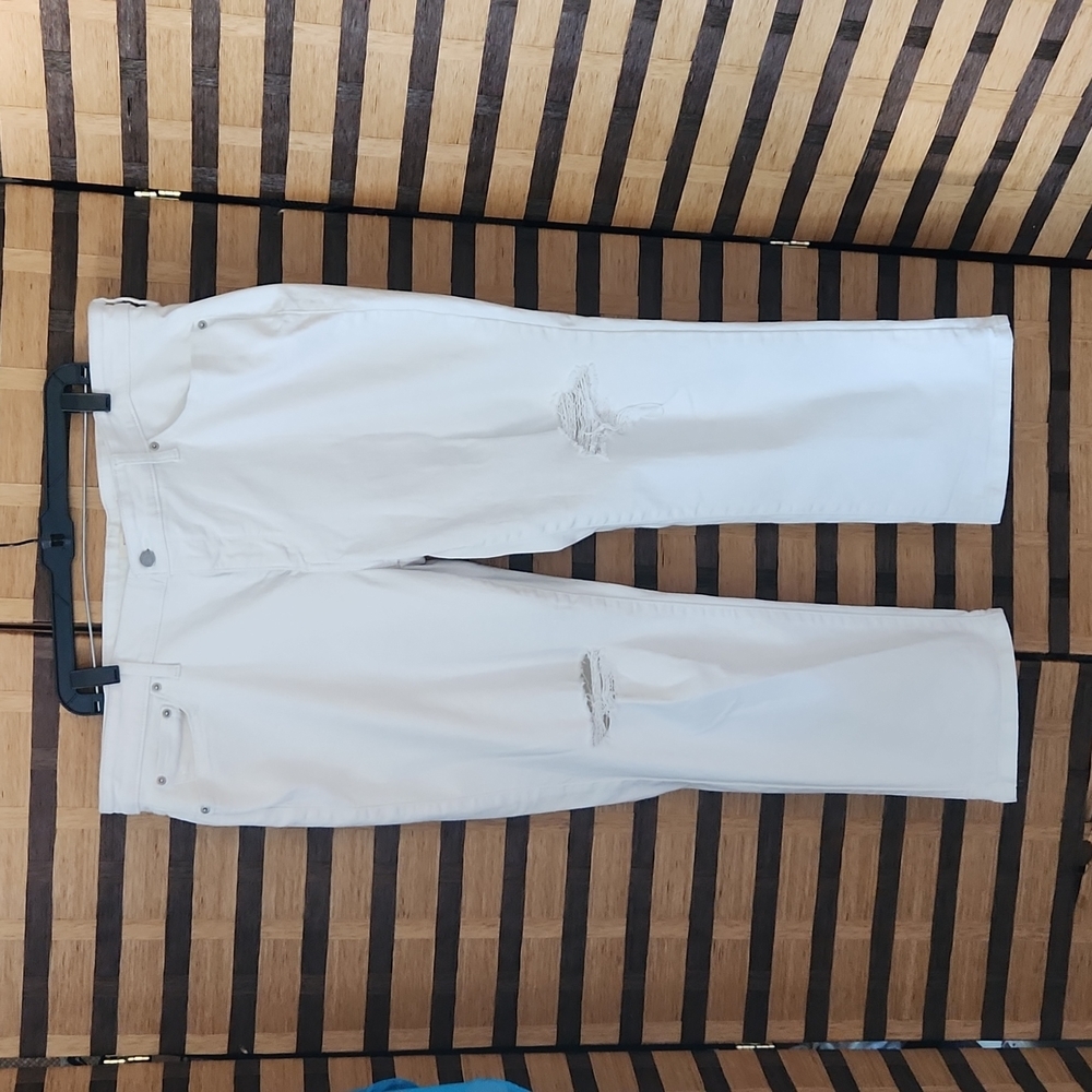 Levi's destroyed capri jeans